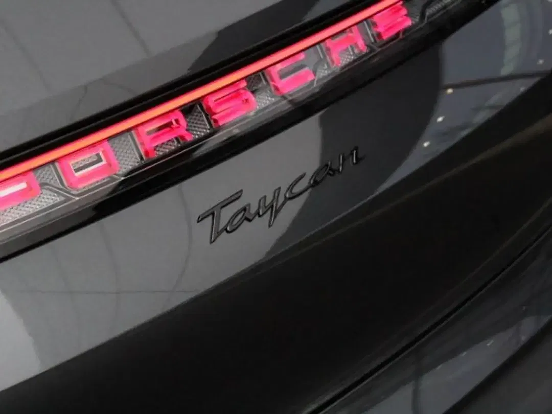 Porsche Taycan - Thumbnail 12
