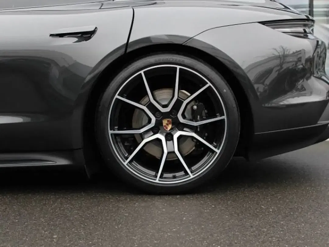 Porsche Taycan - Thumbnail 14