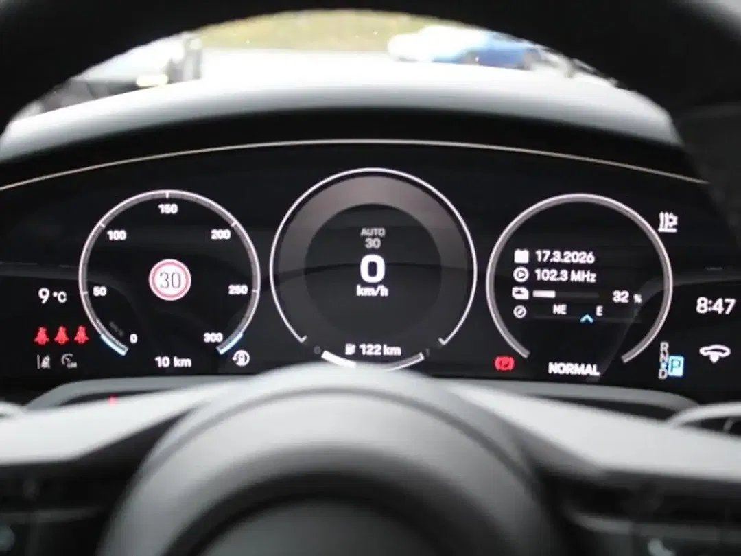 Porsche Taycan - Thumbnail 15