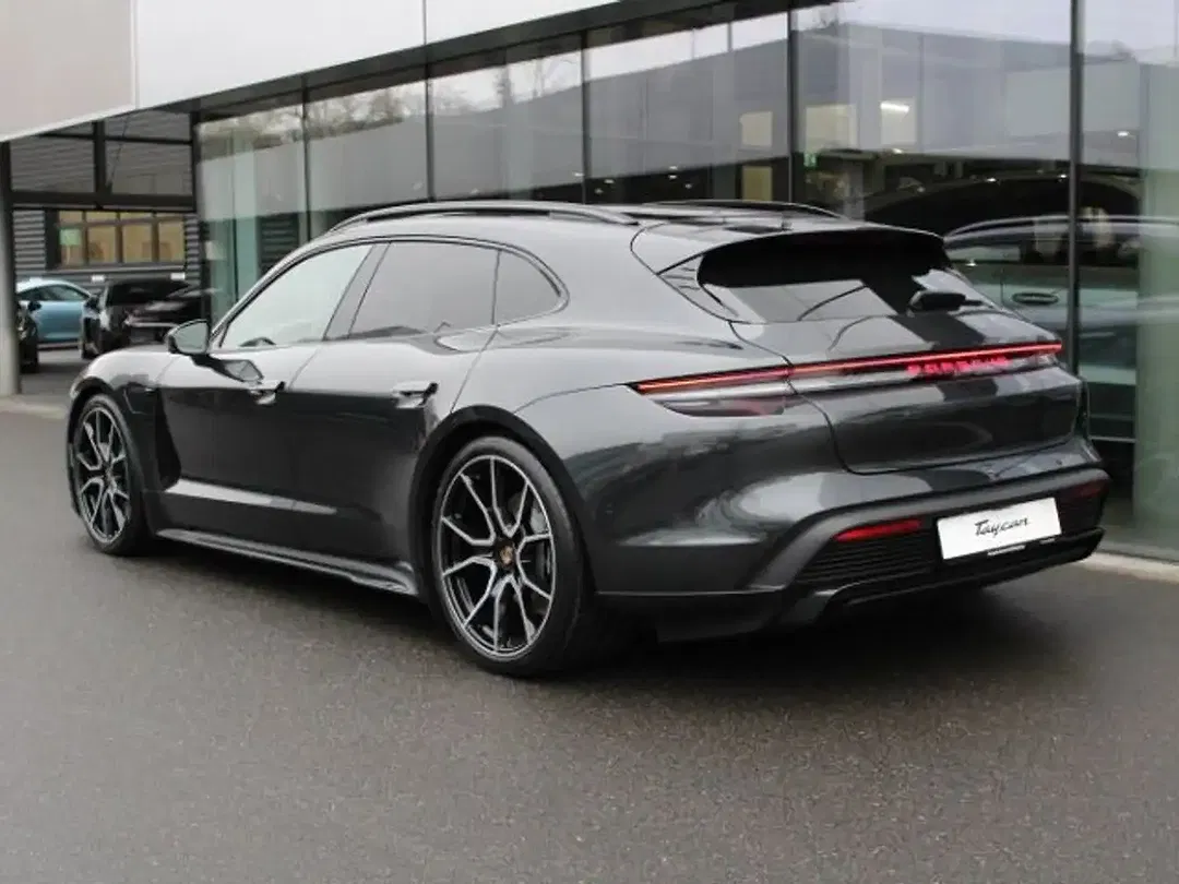 Porsche Taycan - Thumbnail 3
