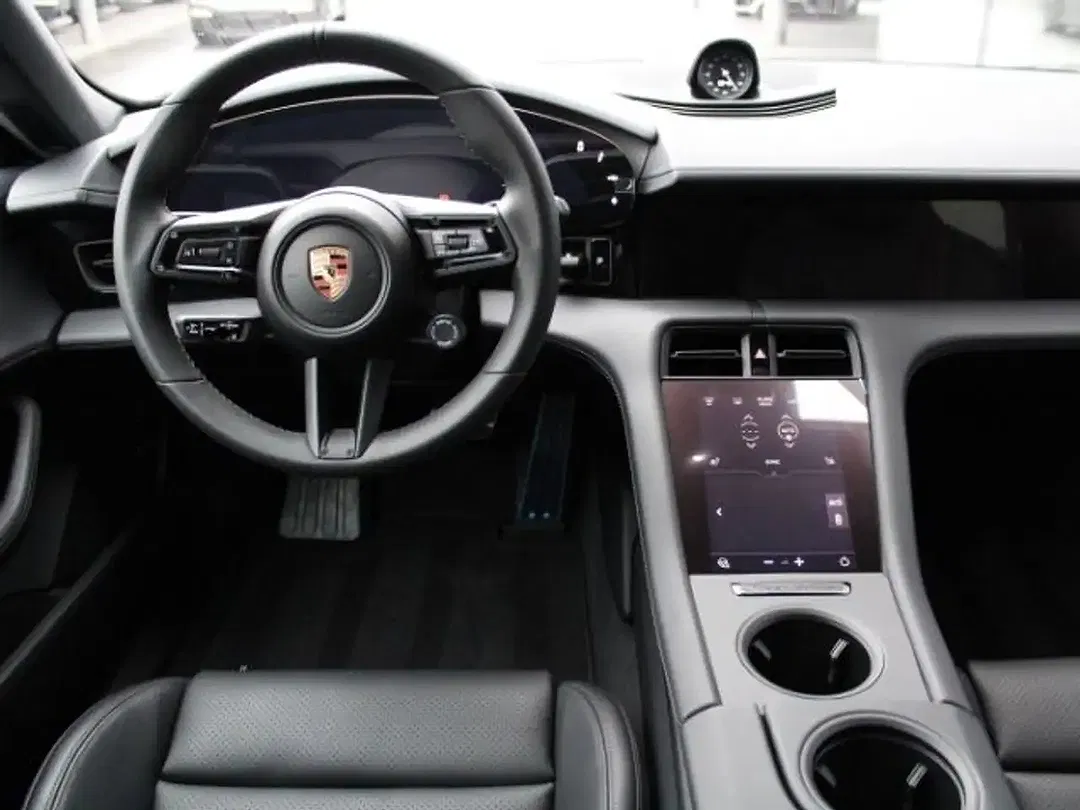 Porsche Taycan - Thumbnail 4