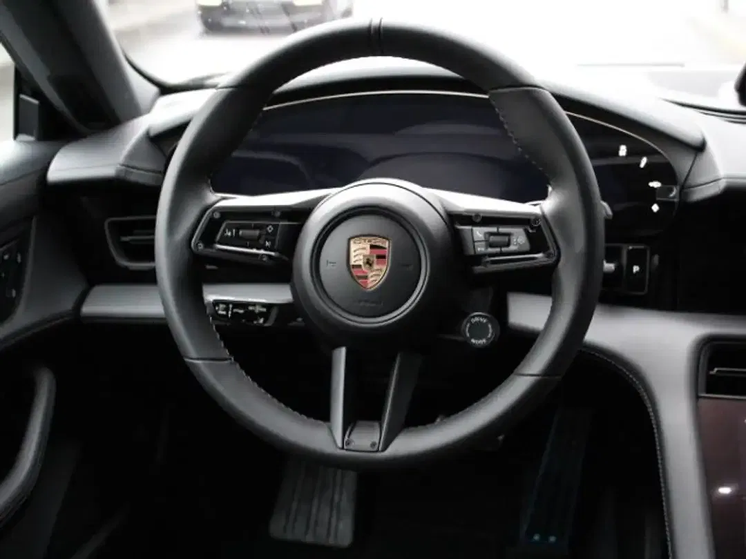 Porsche Taycan - Thumbnail 5