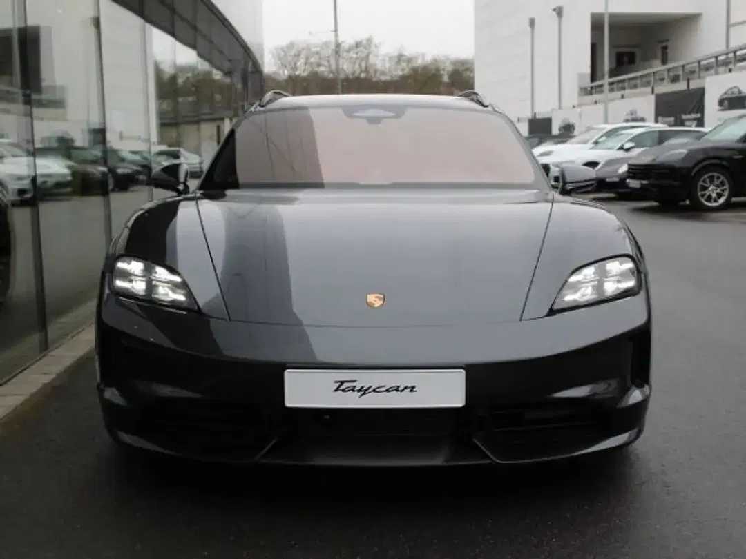 Porsche Taycan - Thumbnail 6