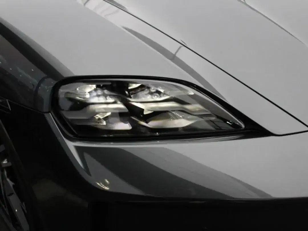 Porsche Taycan - Thumbnail 7