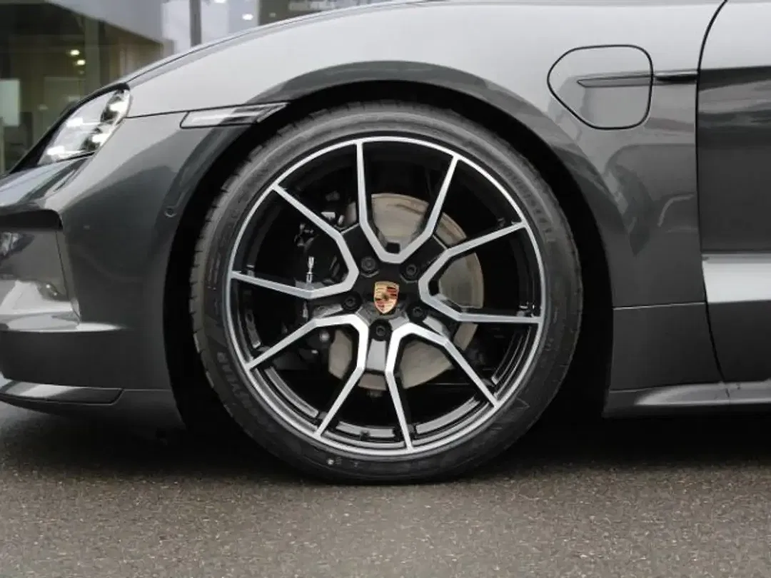 Porsche Taycan - Thumbnail 9