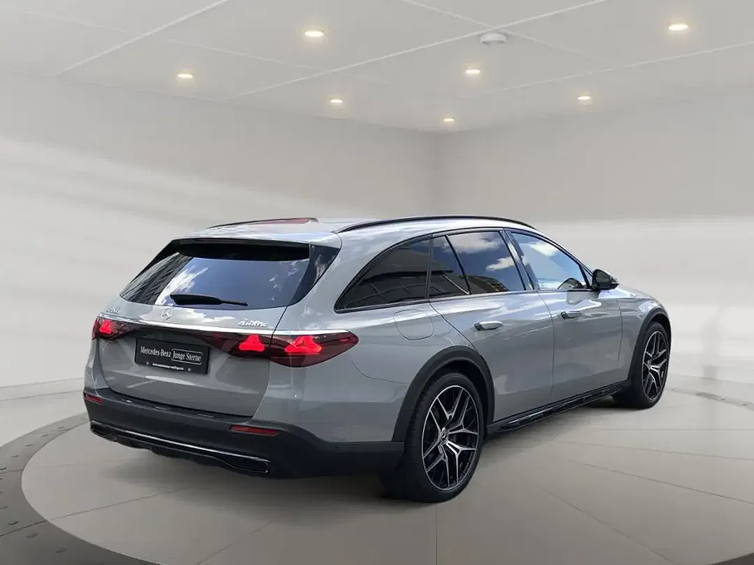 Mercedes-Benz E 220 - Thumbnail 2