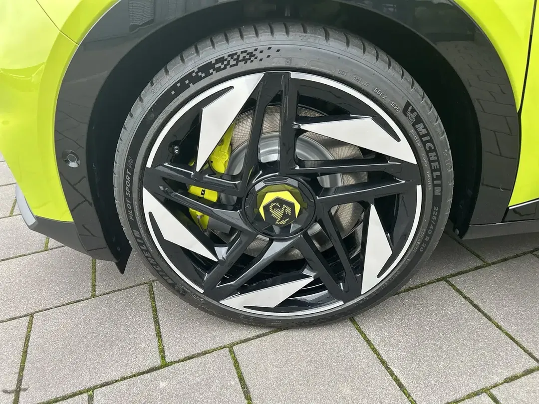 Abarth 600e - Thumbnail 3