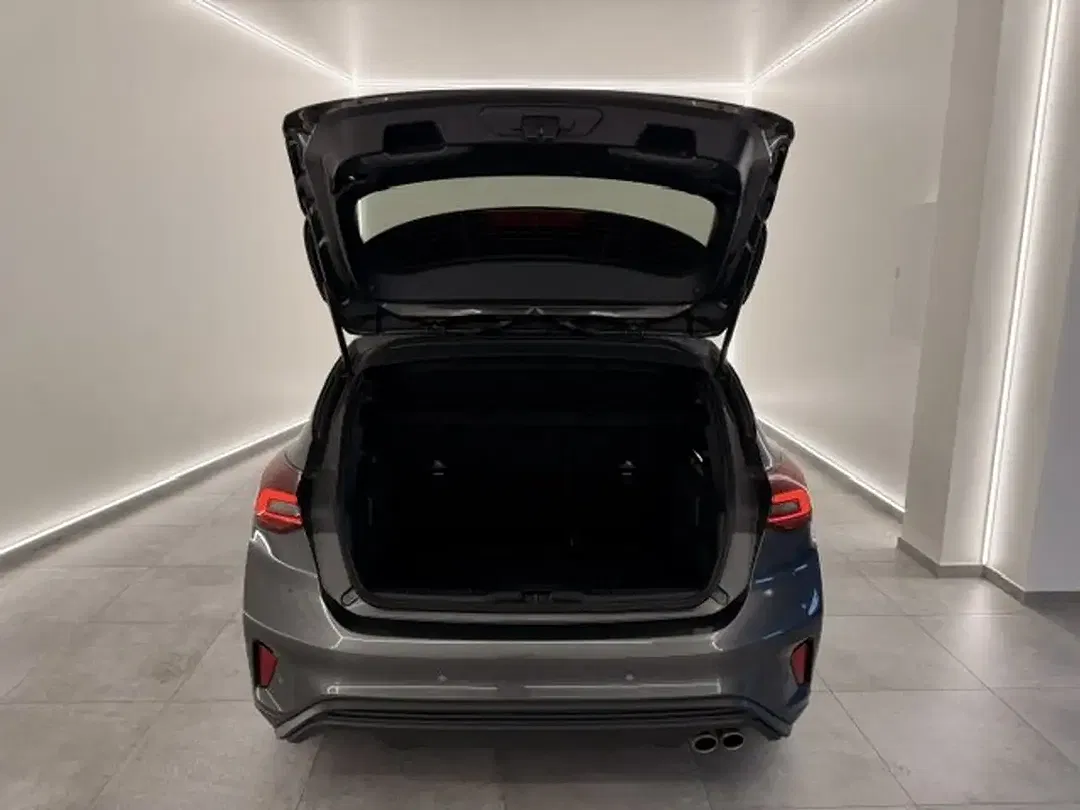 Ford Focus - Thumbnail 6
