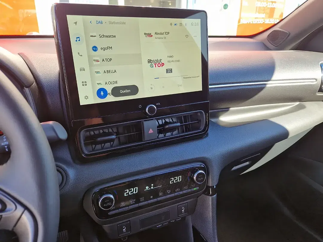 Toyota Yaris - Thumbnail 13