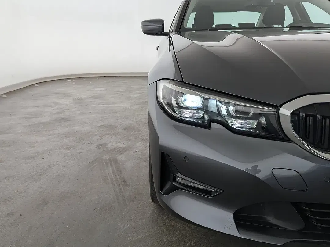 BMW 320 - Thumbnail 3