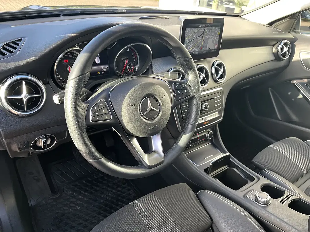 Mercedes-Benz GLA 180 - Thumbnail 10