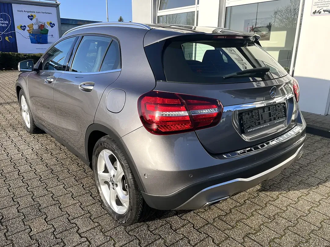 Mercedes-Benz GLA 180 - Thumbnail 4