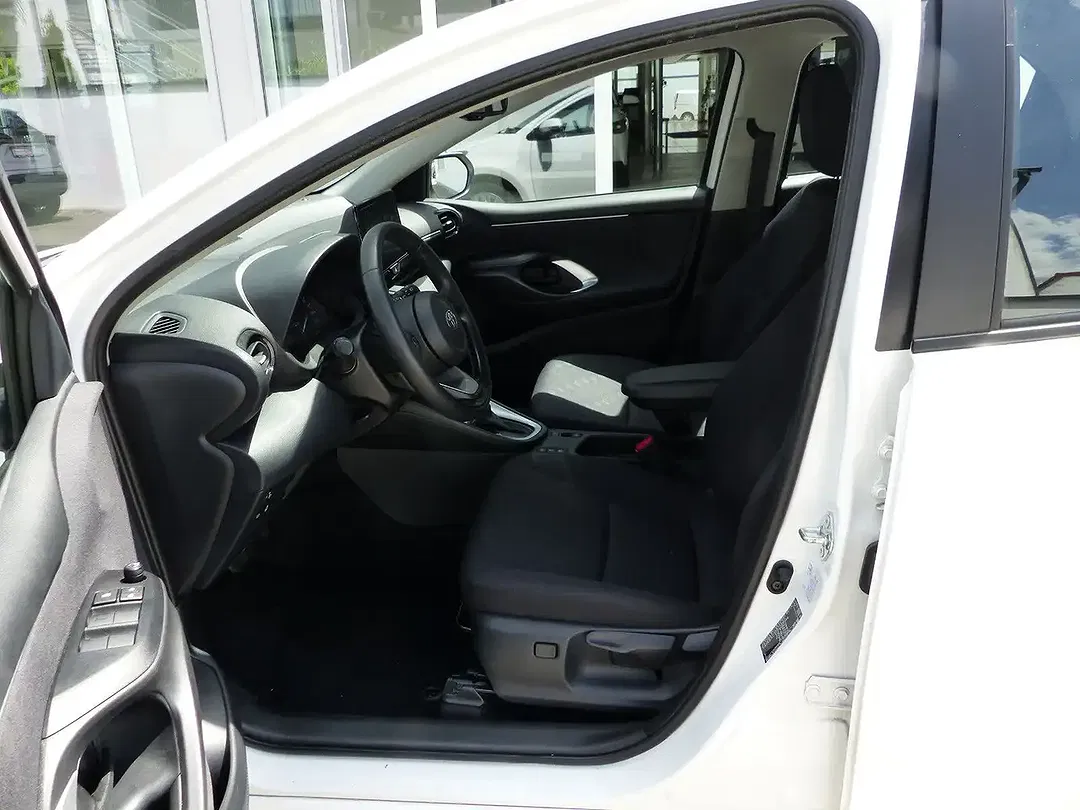 Toyota Yaris - Thumbnail 12
