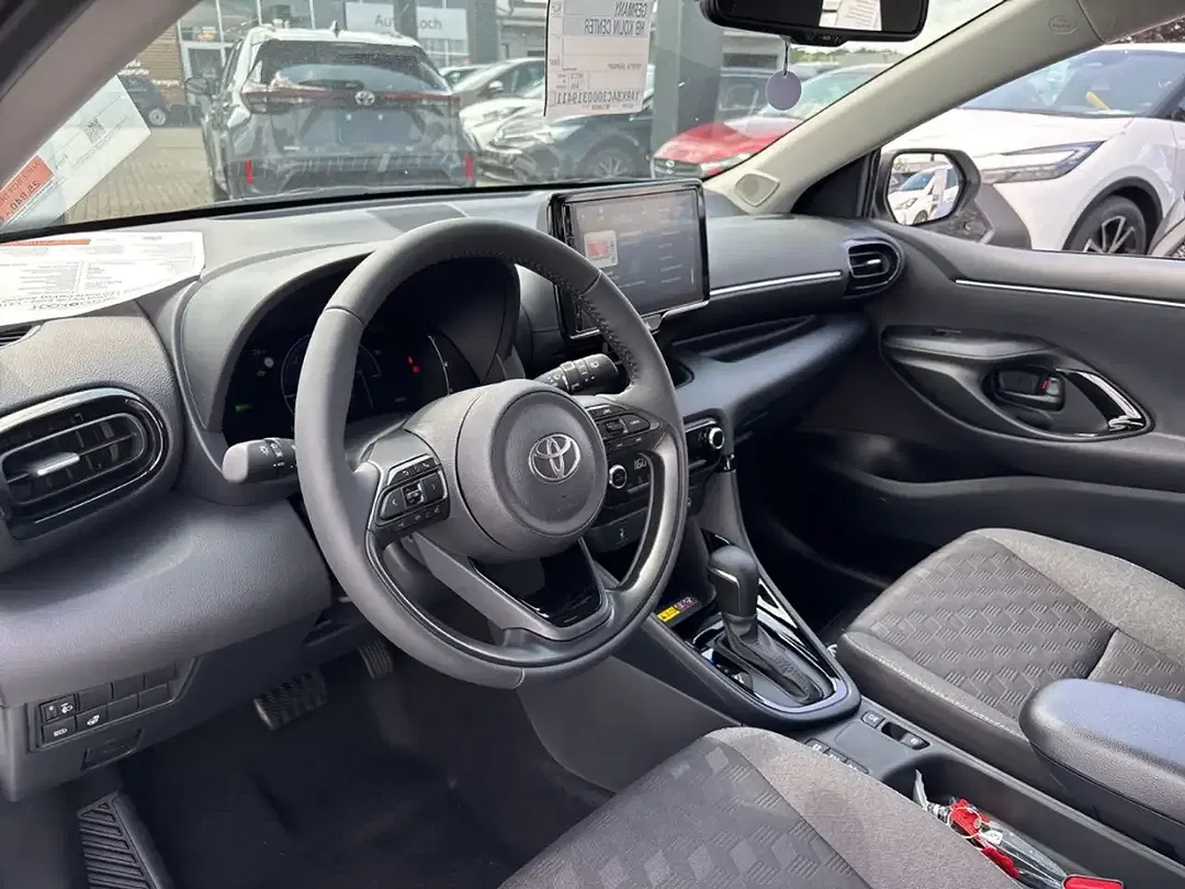 Toyota Yaris - Thumbnail 9