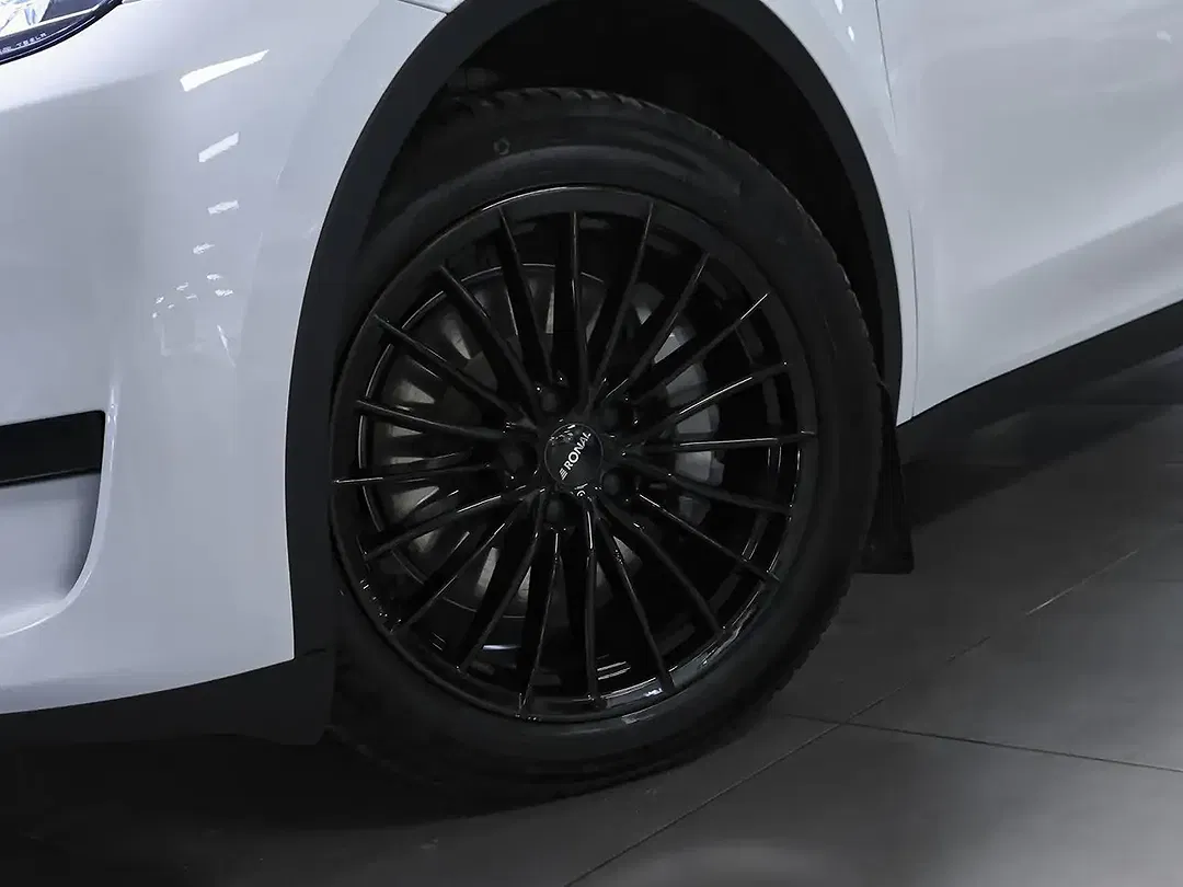 Tesla Model Y - Thumbnail 10