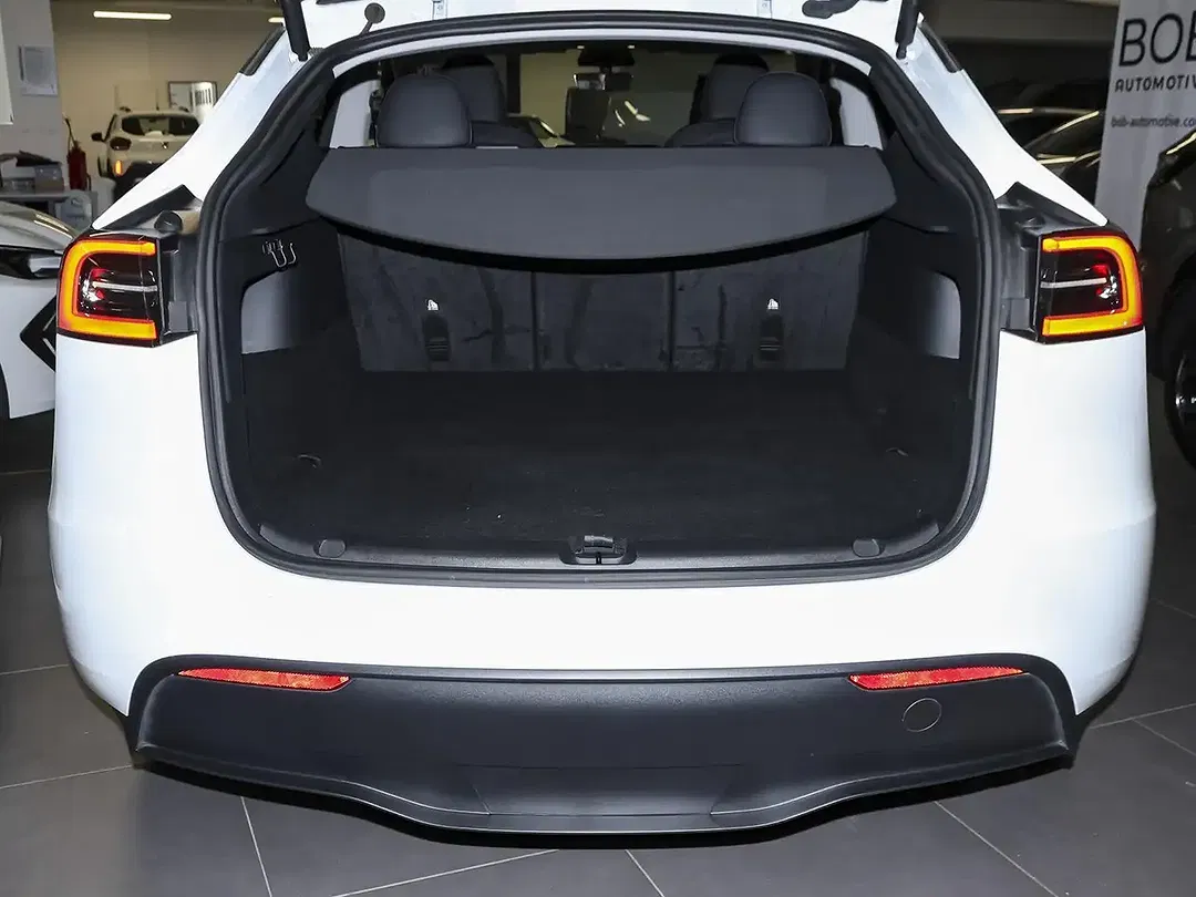 Tesla Model Y - Thumbnail 11
