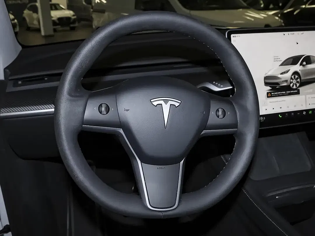 Tesla Model Y - Thumbnail 13