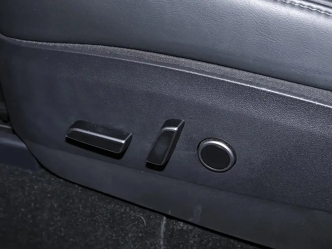 Tesla Model Y - Thumbnail 14
