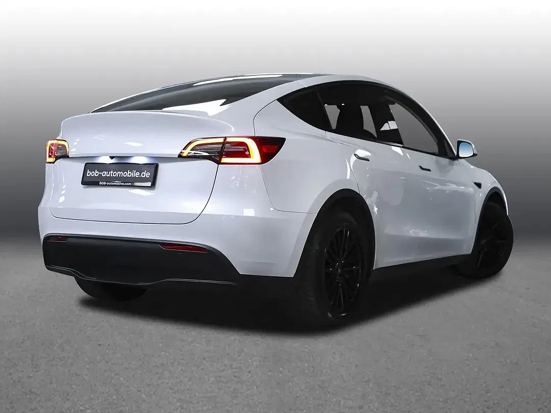 Tesla Model Y - Thumbnail 2