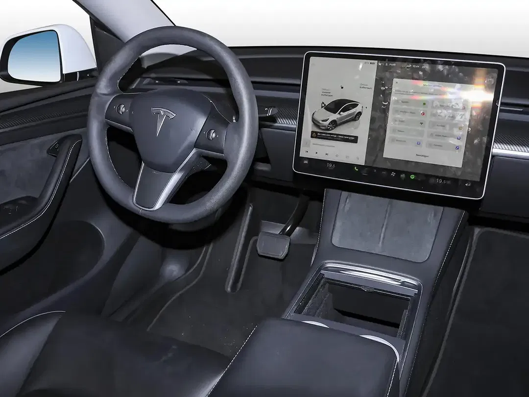 Tesla Model Y - Thumbnail 6