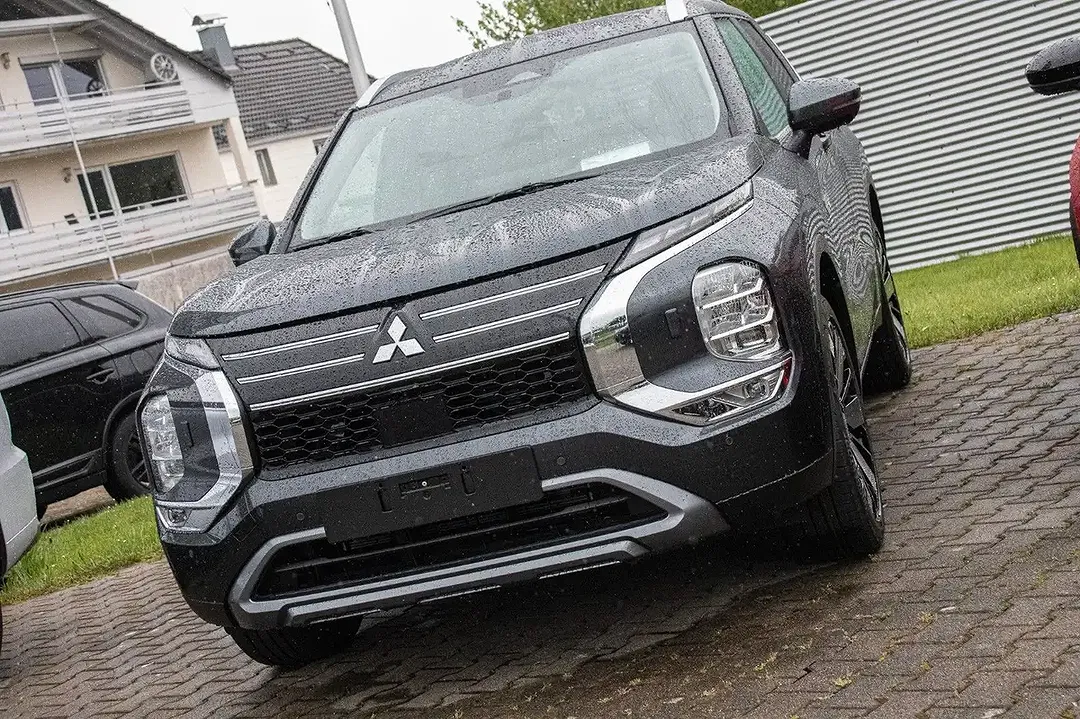 Mitsubishi Outlander - Thumbnail 2