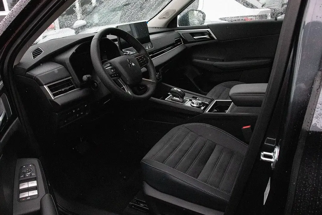 Mitsubishi Outlander - Thumbnail 3