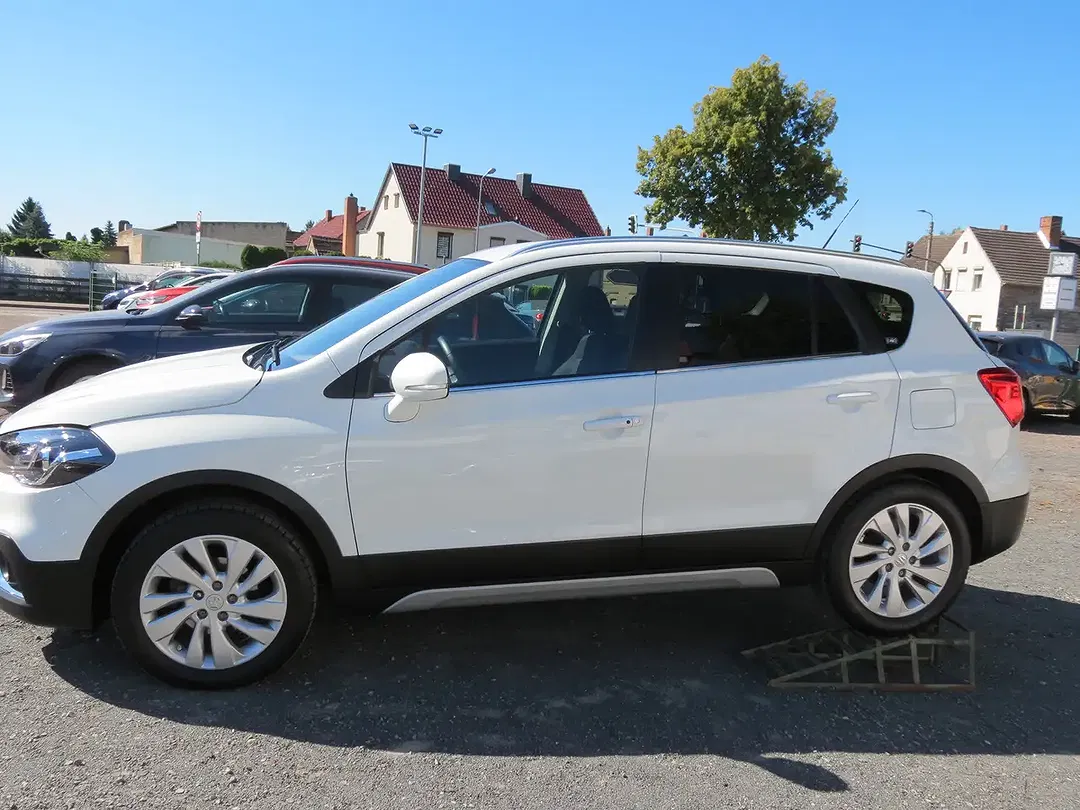 Suzuki SX4 S-Cross - Thumbnail 4