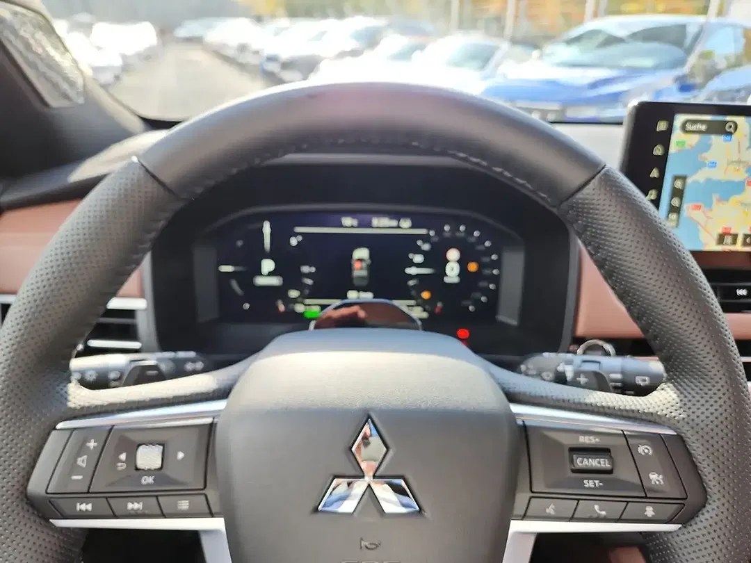 Mitsubishi Outlander - Thumbnail 11