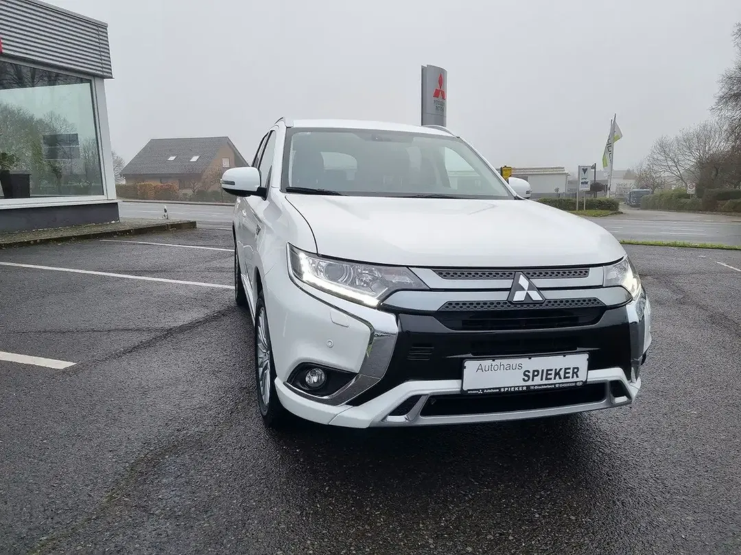 Mitsubishi Outlander - Thumbnail 2