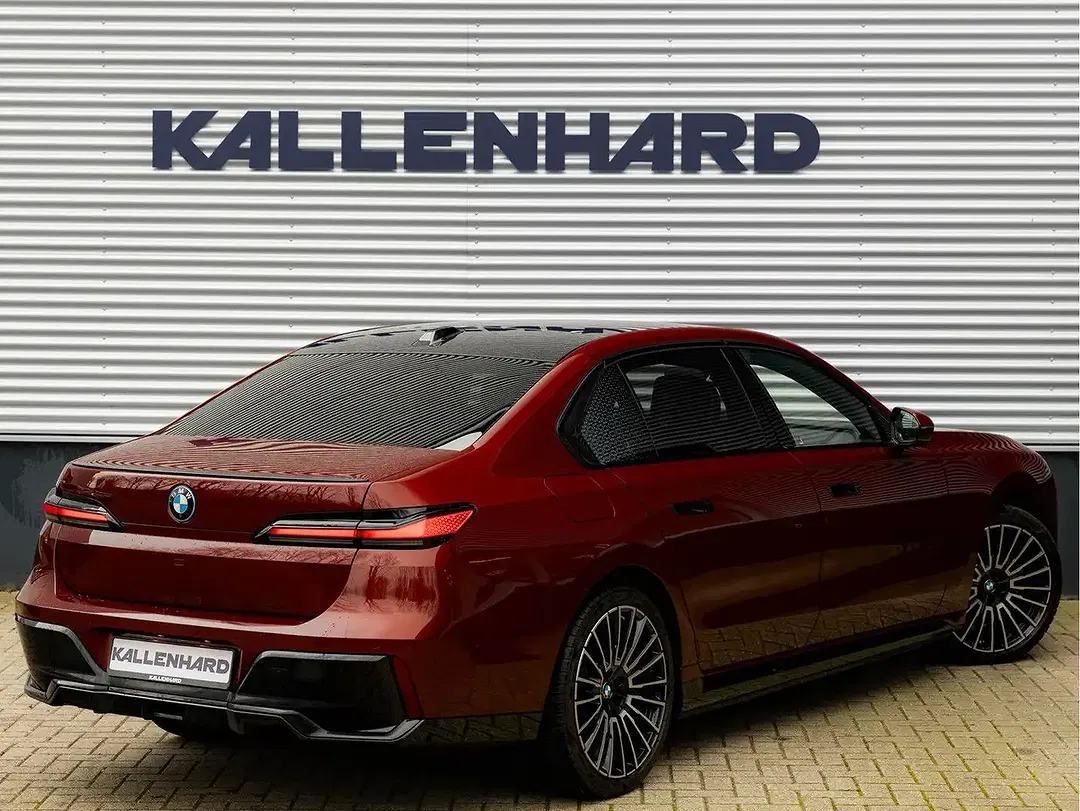 BMW i7 - Thumbnail 2