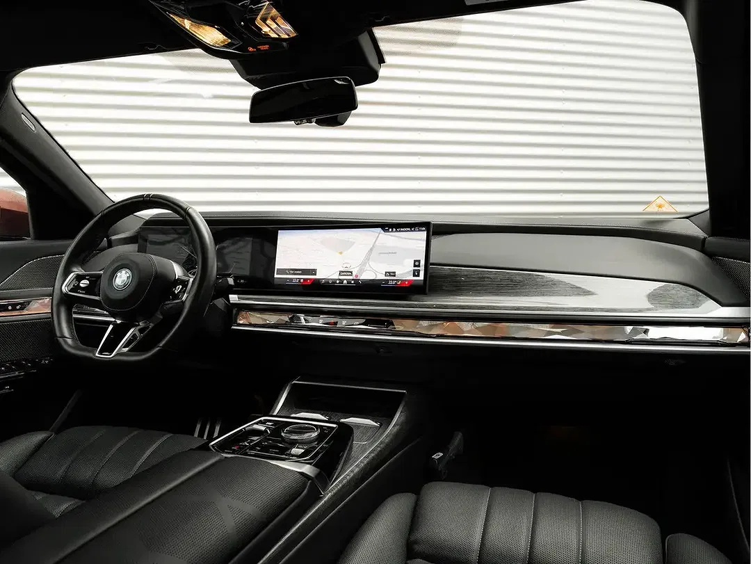 BMW i7 - Thumbnail 3