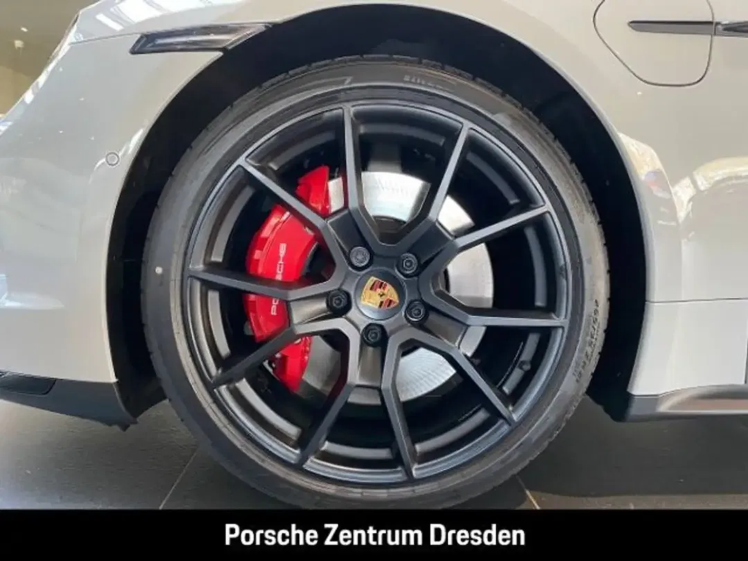 Porsche Taycan - Thumbnail 12