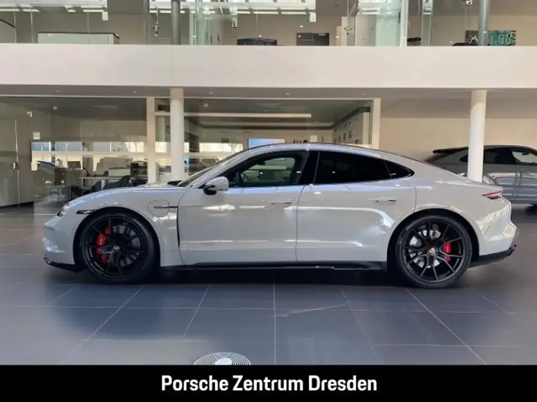 Porsche Taycan - Thumbnail 2
