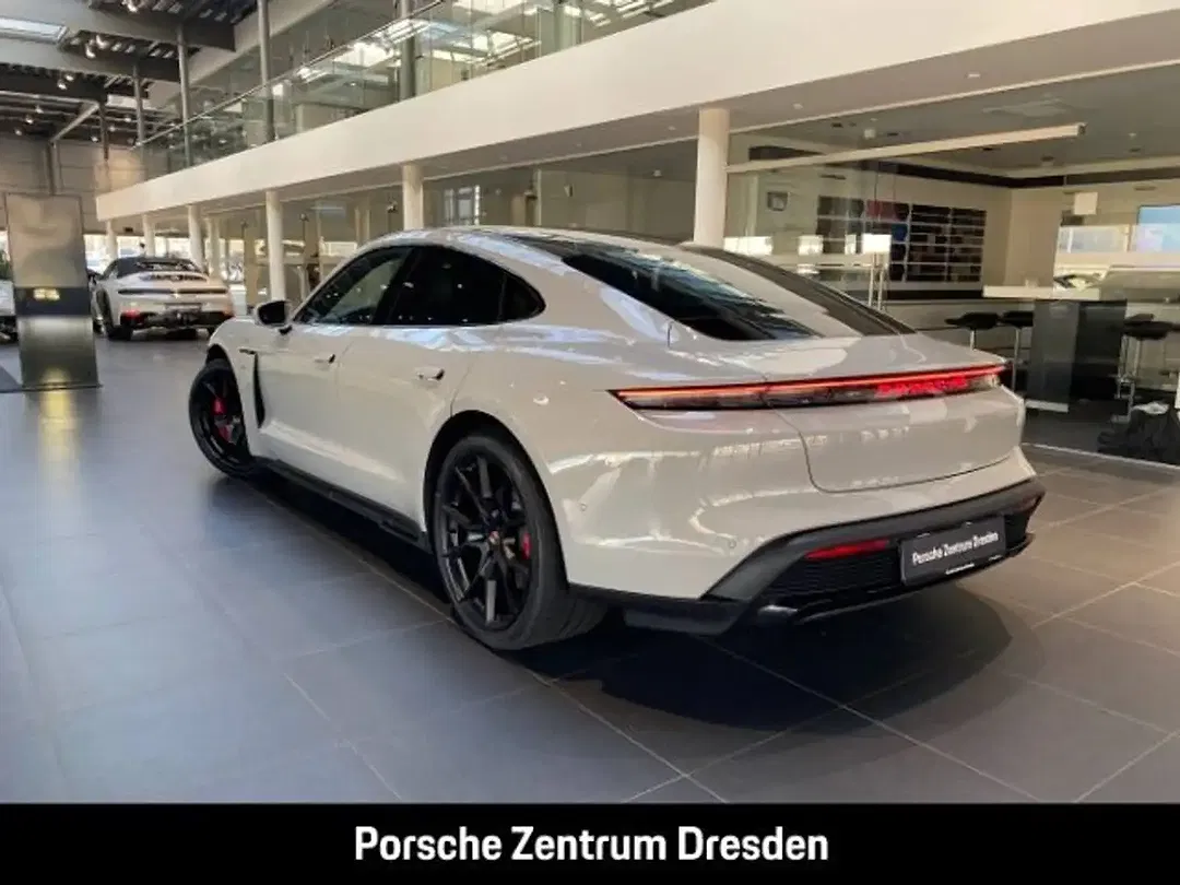 Porsche Taycan - Thumbnail 3