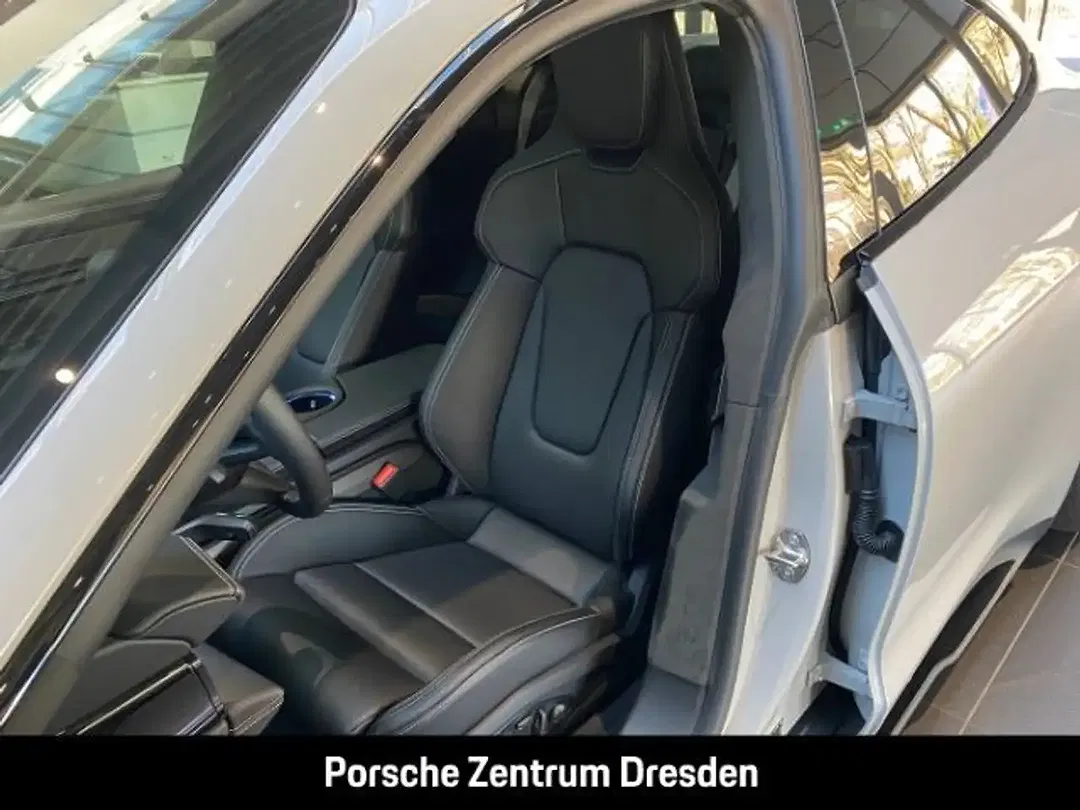 Porsche Taycan - Thumbnail 4