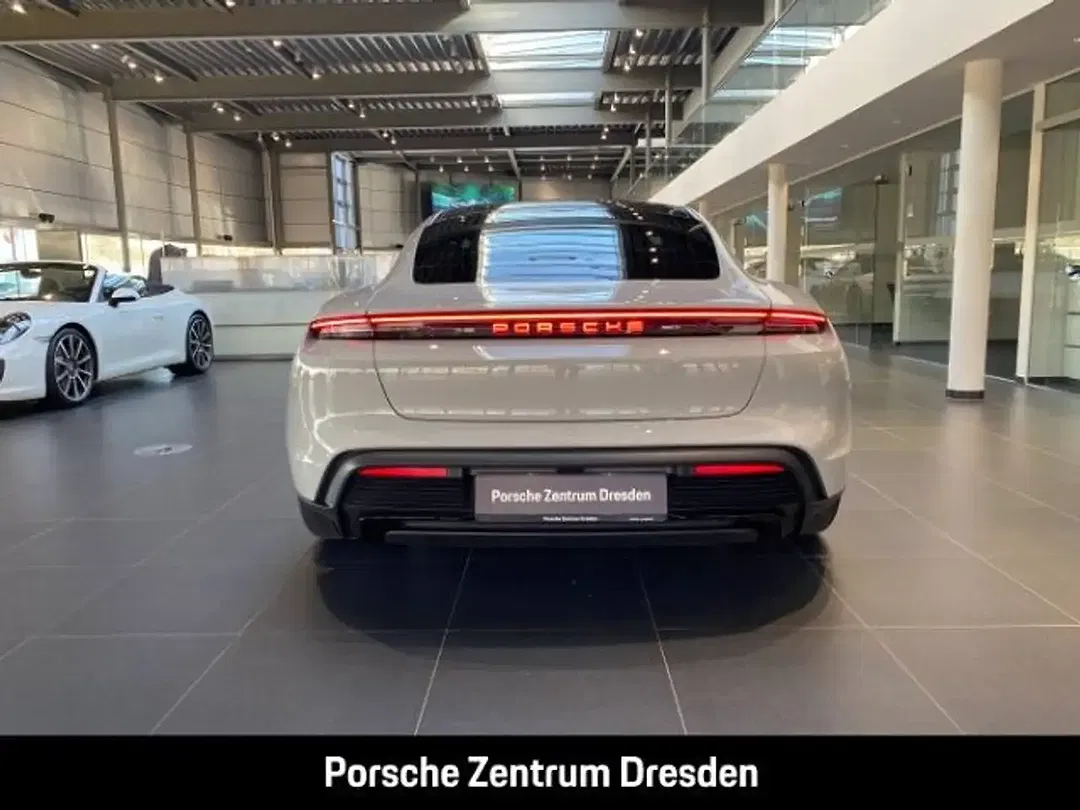 Porsche Taycan - Thumbnail 6