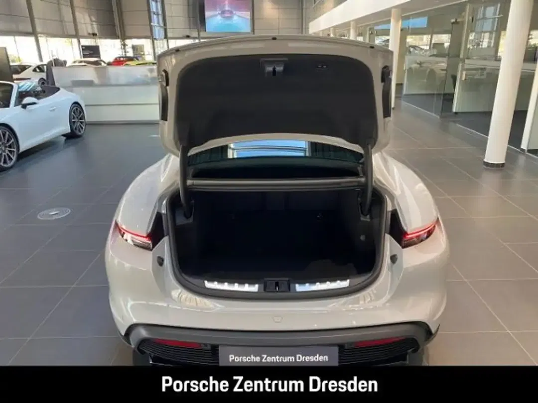 Porsche Taycan - Thumbnail 7