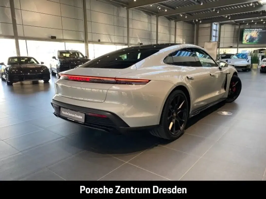 Porsche Taycan - Thumbnail 8