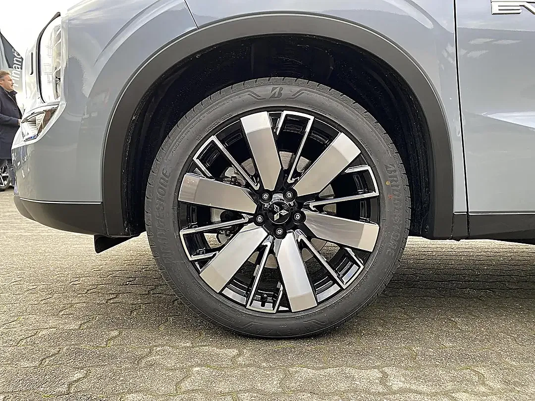 Mitsubishi Outlander - Thumbnail 10