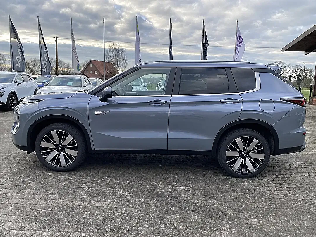 Mitsubishi Outlander - Thumbnail 4