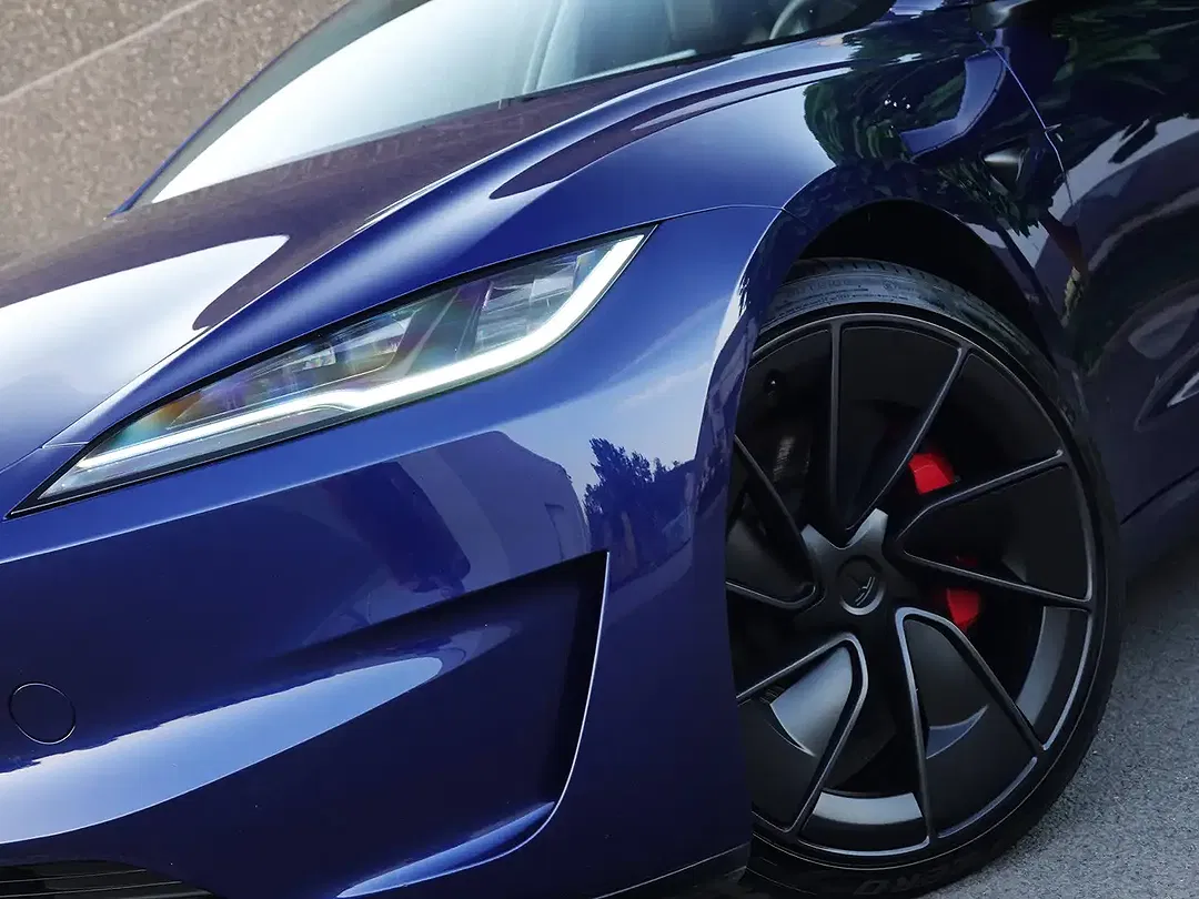 Tesla Model 3 - Thumbnail 3