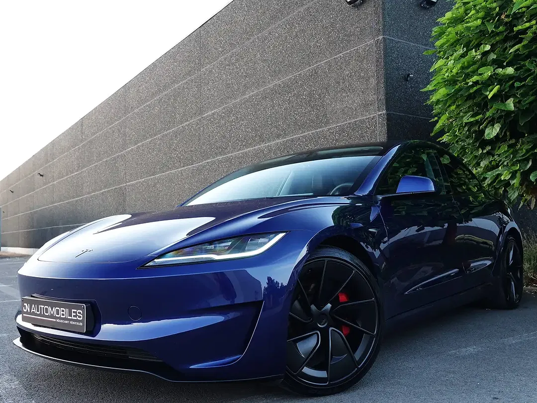 Tesla Model 3 - Thumbnail 4