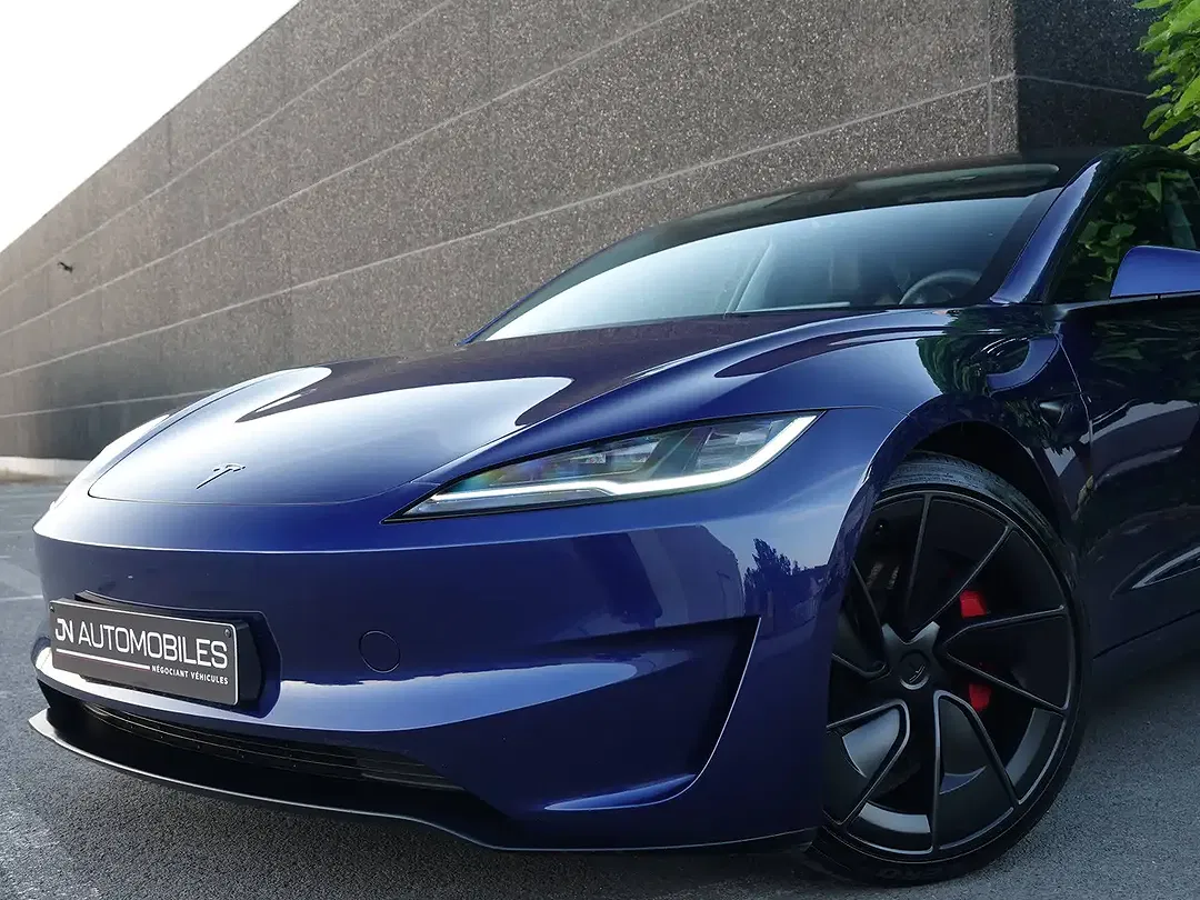 Tesla Model 3 - Thumbnail 5
