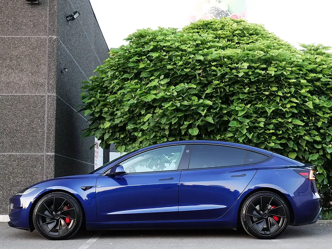 Tesla Model 3 - Thumbnail 8