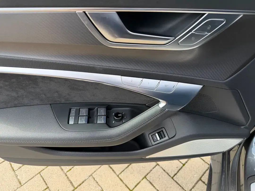 Audi RS6 - Thumbnail 18