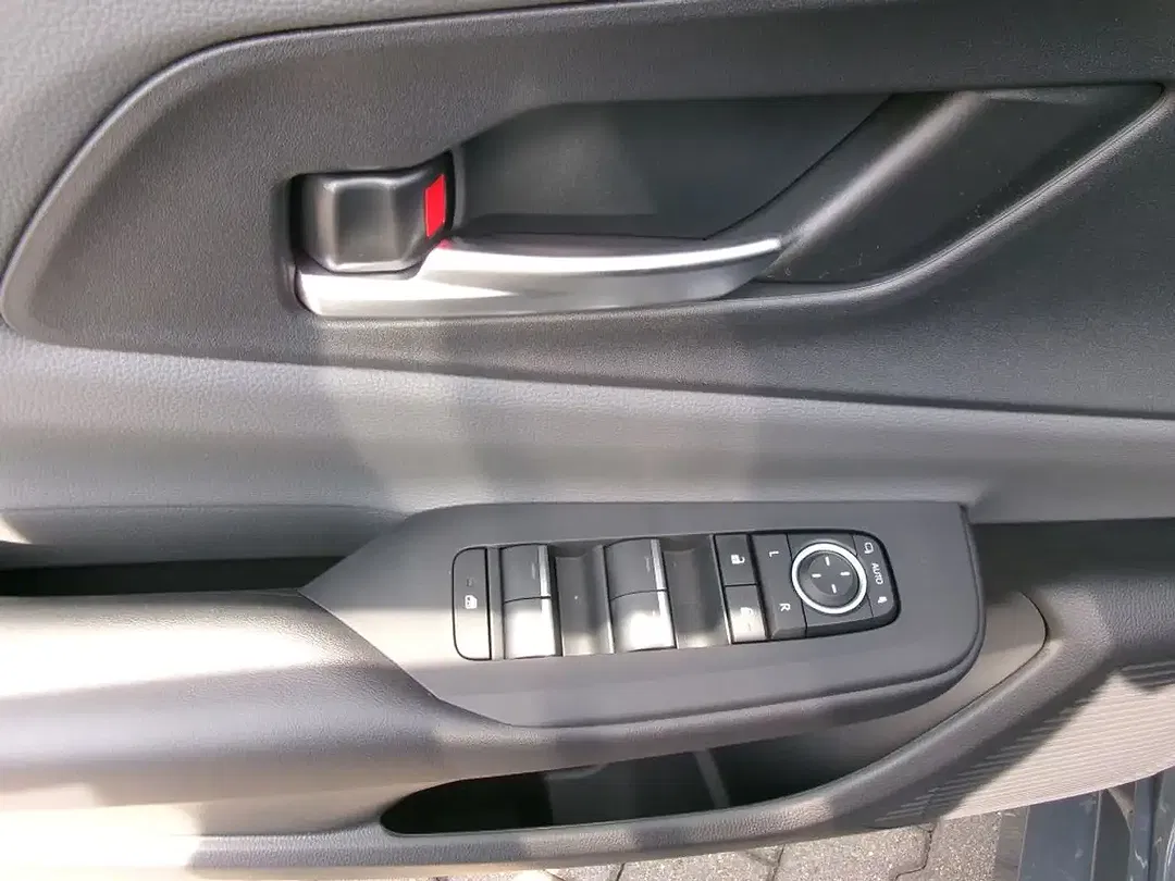 Toyota Prius - Thumbnail 12
