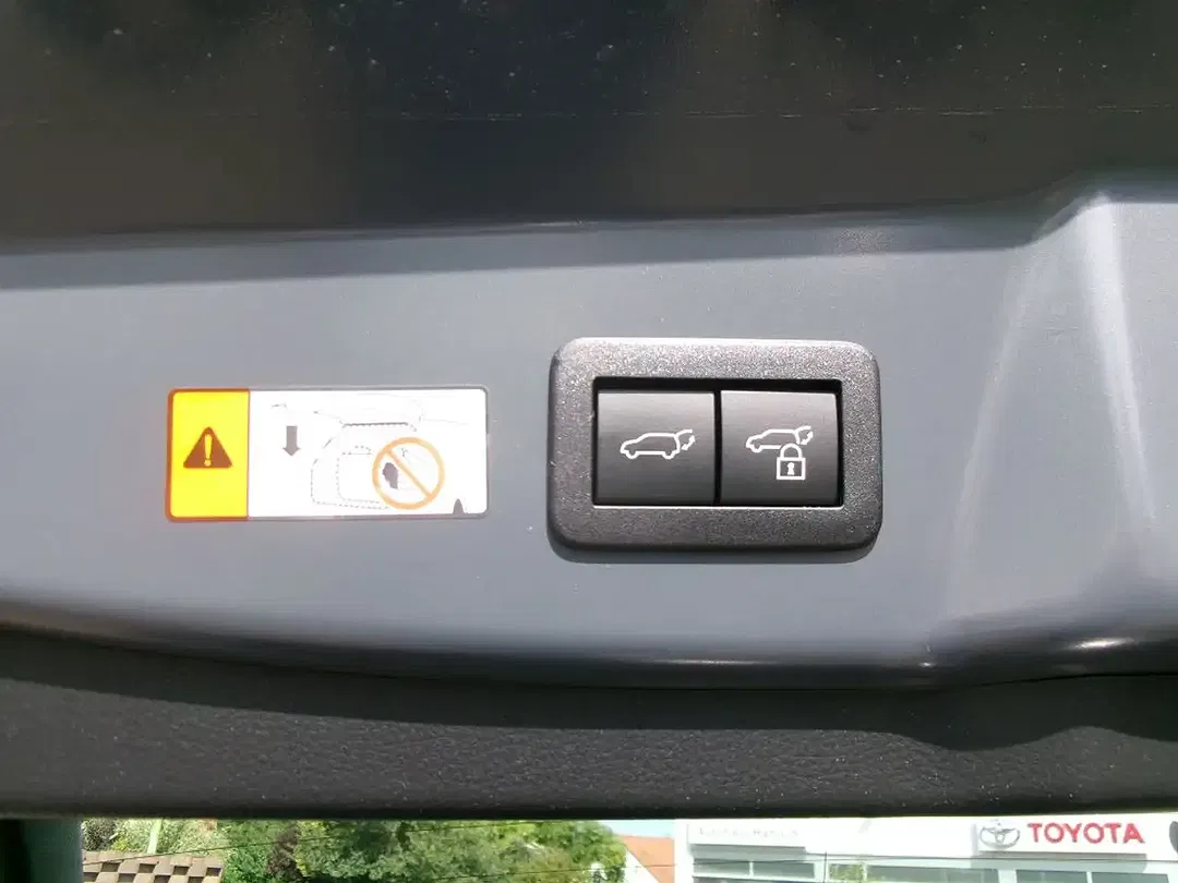 Toyota Prius - Thumbnail 13