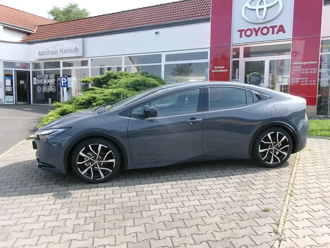 Toyota Prius - Thumbnail 4