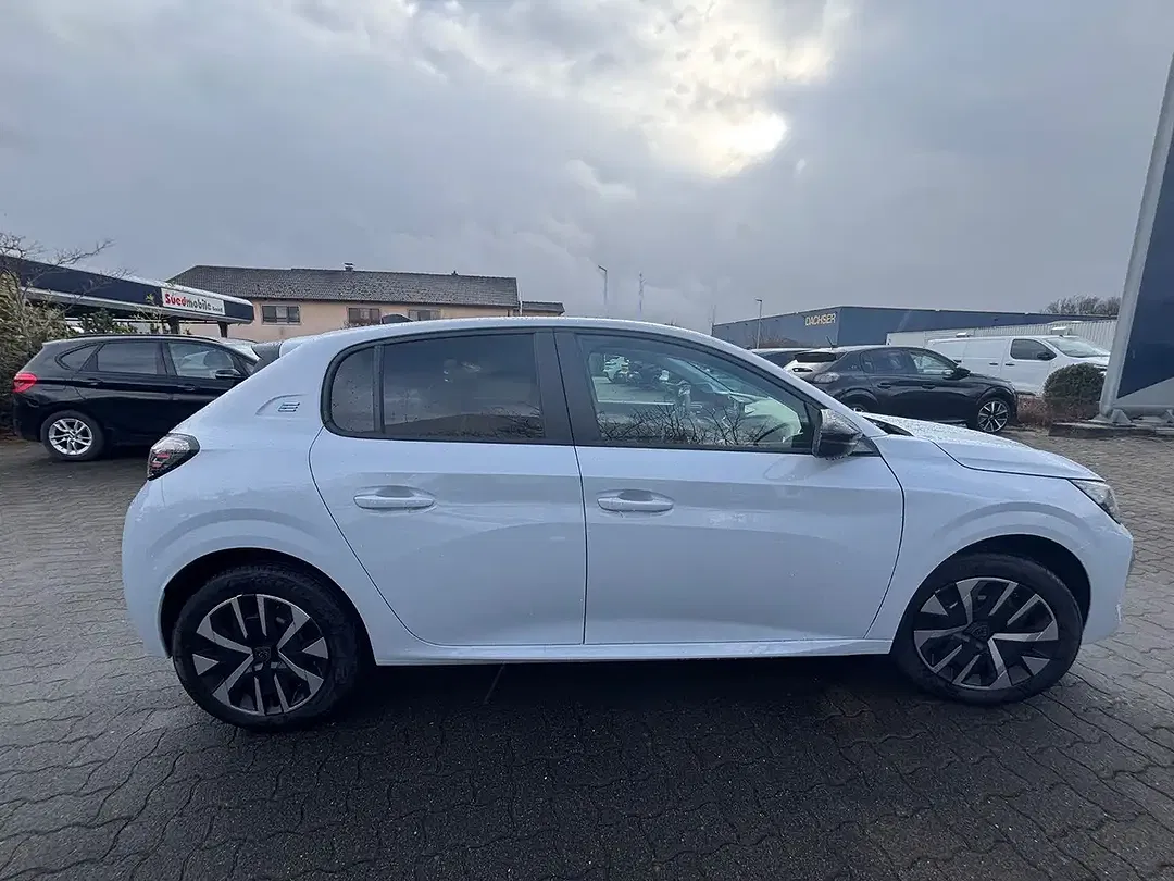 Peugeot 208 - Thumbnail 11