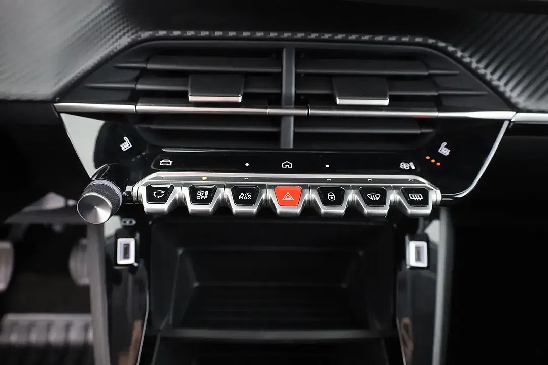 Peugeot 208 - Thumbnail 11